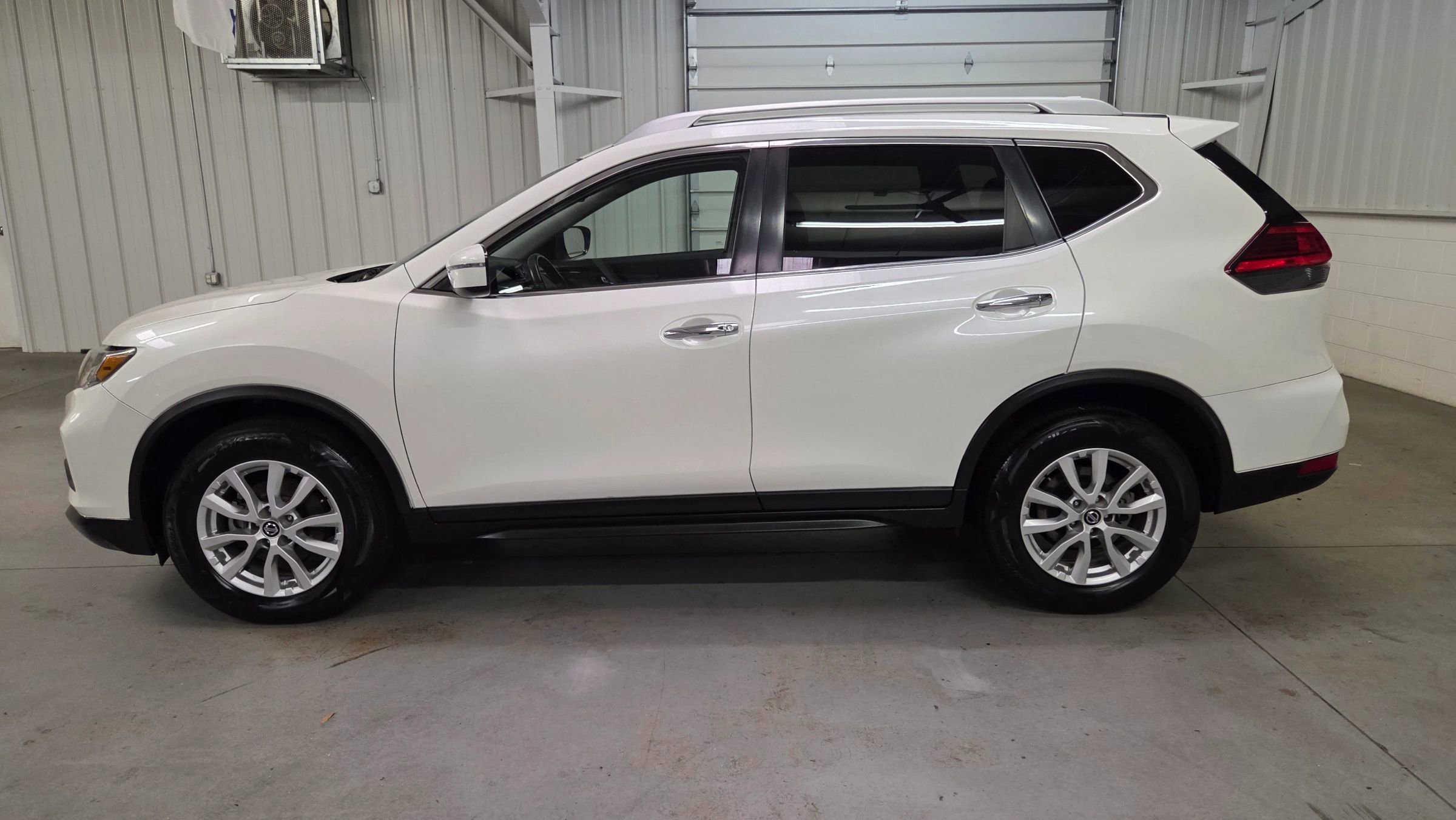 Used 2017 Nissan Rogue SV image 3