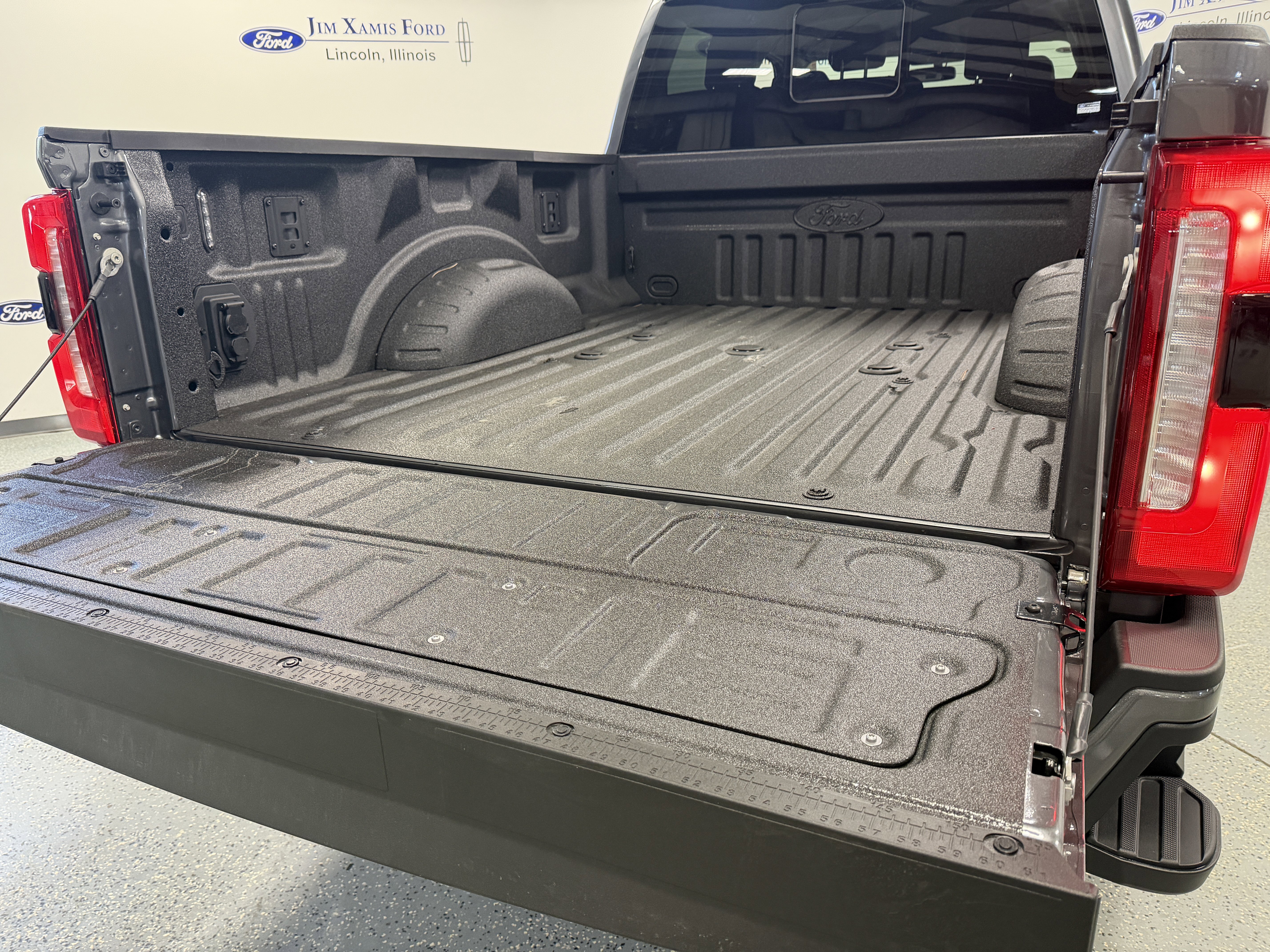 New 2026 Ford F250 Lariat w/ Black Appearance Package image 29