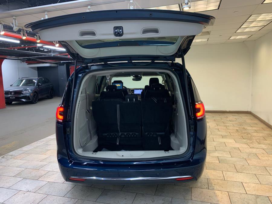 Used 2022 Chrysler Pacifica Touring-L w/ Uconnect Theater Family Group image 46