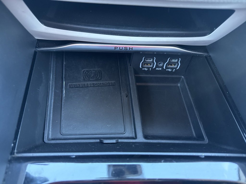 Used 2024 Chrysler Pacifica Limited image 36