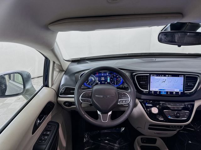 Used 2023 Chrysler Pacifica Touring-L image 21
