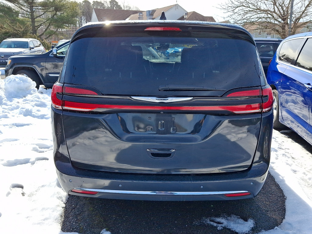 Used 2023 Chrysler Pacifica Touring-L image 4