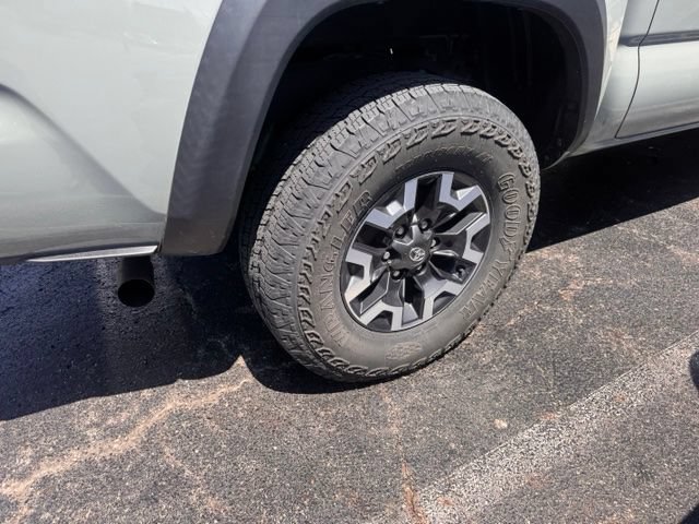 Used 2022 Toyota Tacoma TRD Off-Road w/ Technology Package AWD/4WD image 9