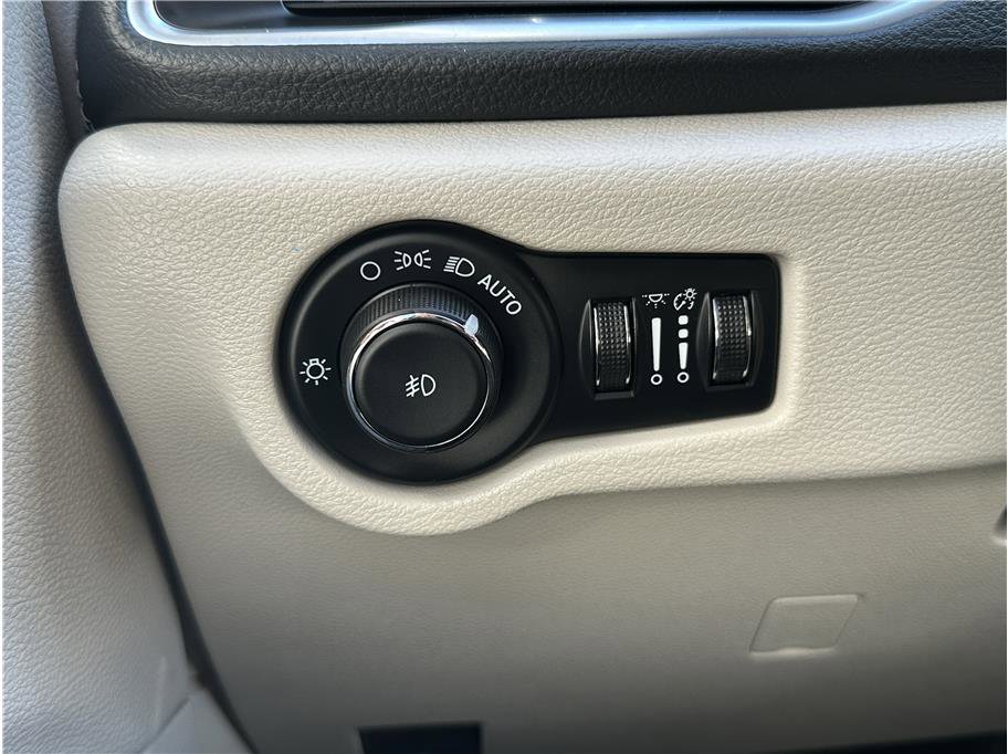 Used 2023 Chrysler Pacifica Limited image 30