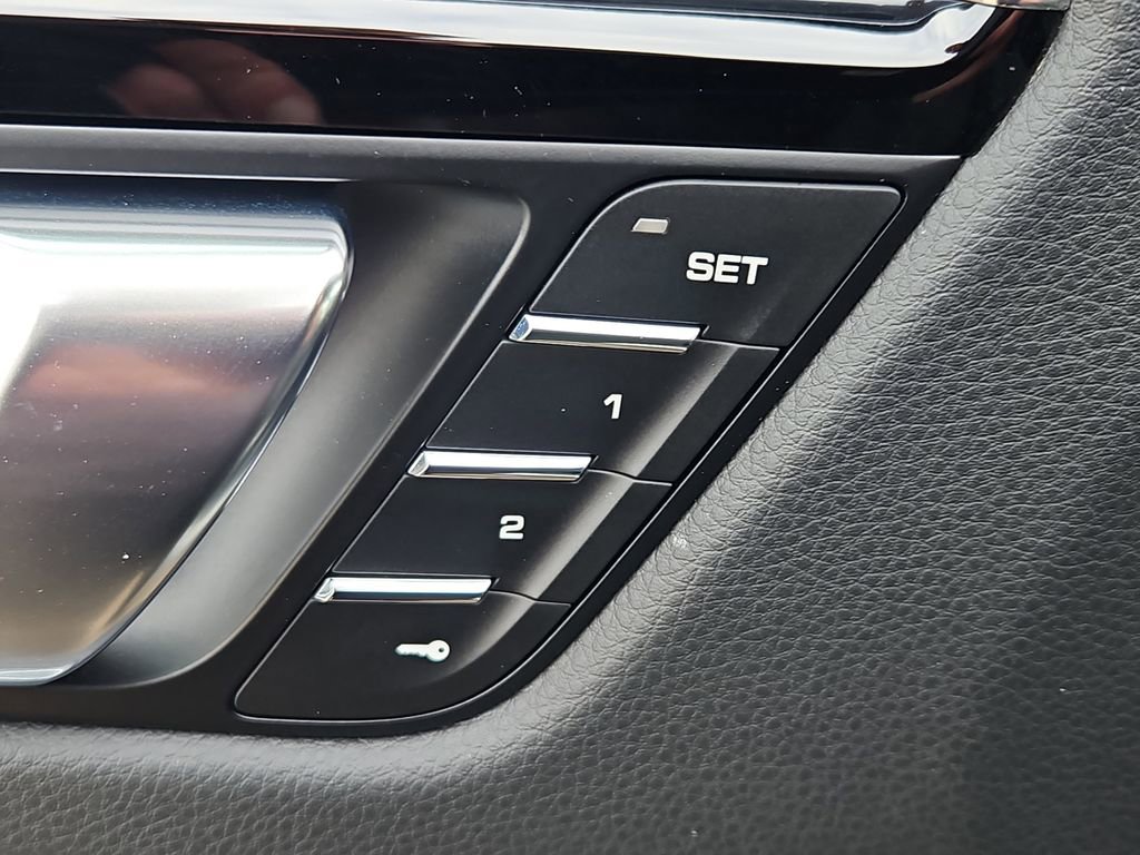 Certified 2025 Porsche Macan image 22