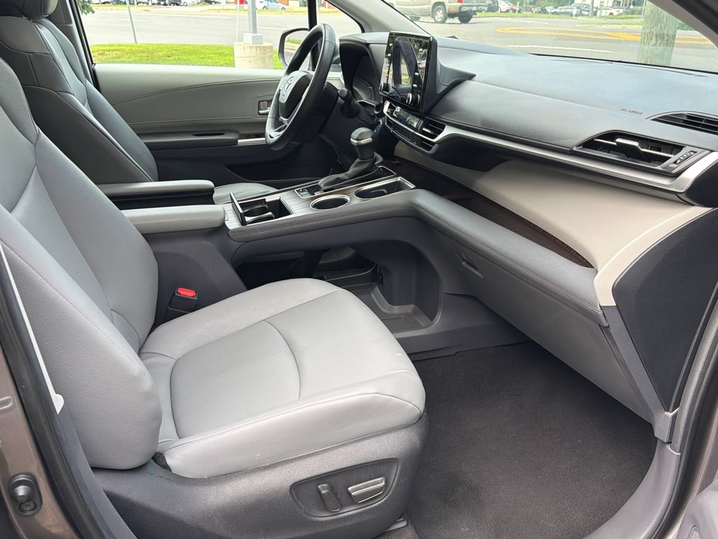 Used 2023 Toyota Sienna XLE AWD/4WD image 12