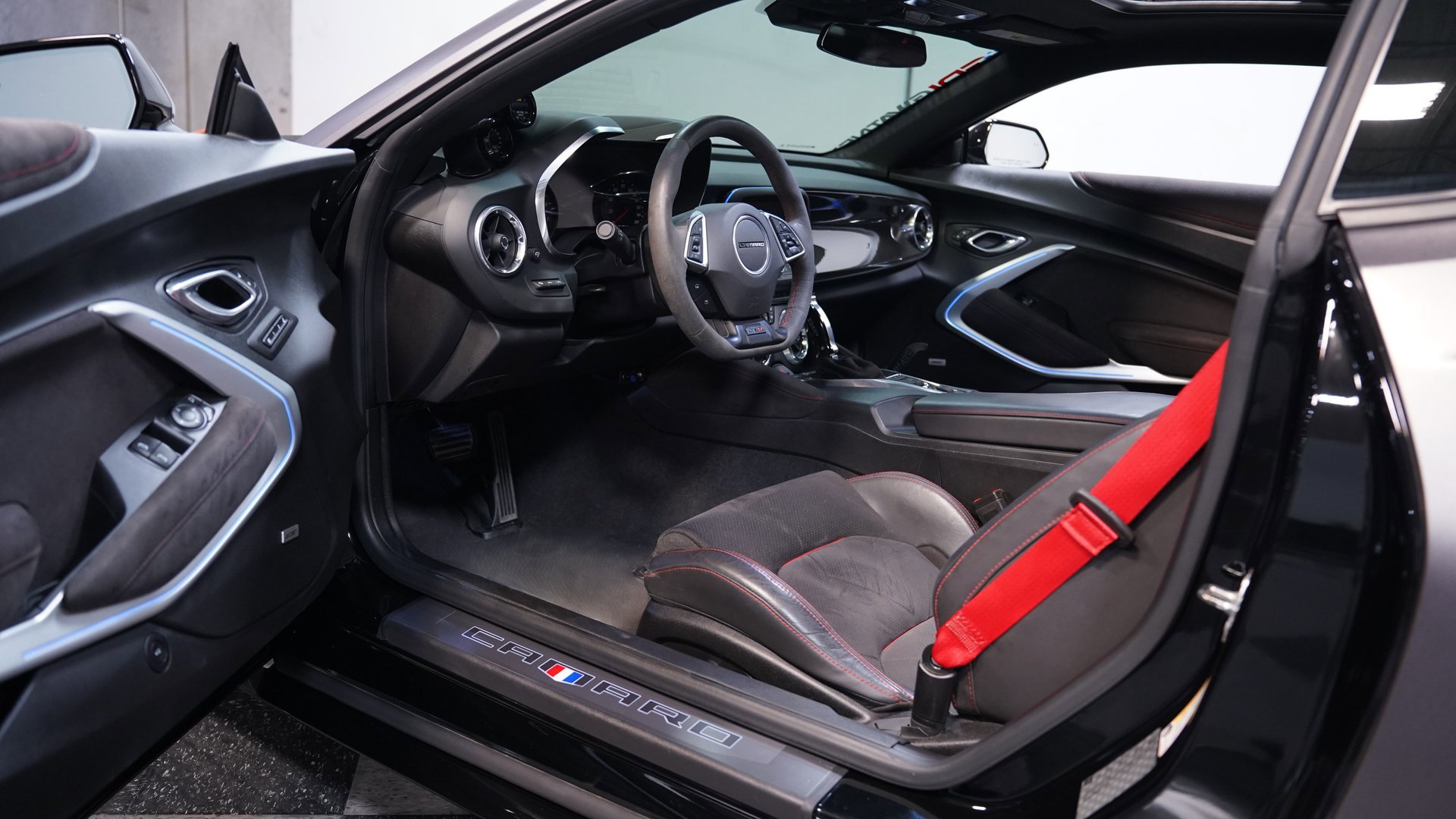 Used 2018 Chevrolet Camaro ZL1 RWD image 4
