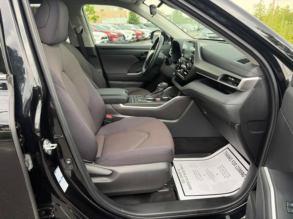 Used 2022 Toyota Highlander LE AWD/4WD image 12