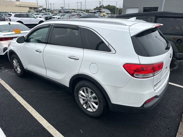 Used 2017 Kia Sorento LX w/ LX Convenience Package image 5