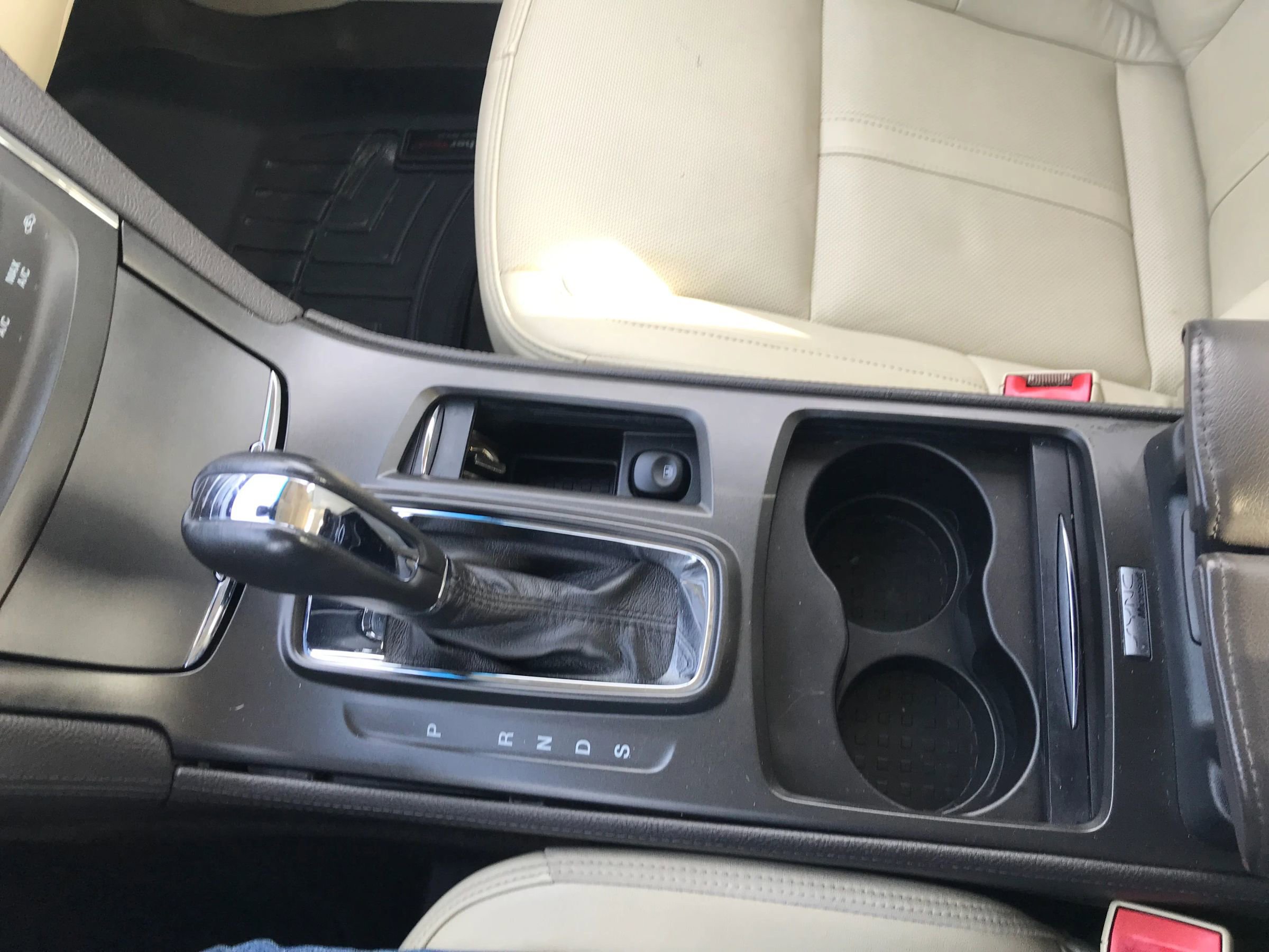 Used 2013 Lincoln MKS Sedan 4D image 28