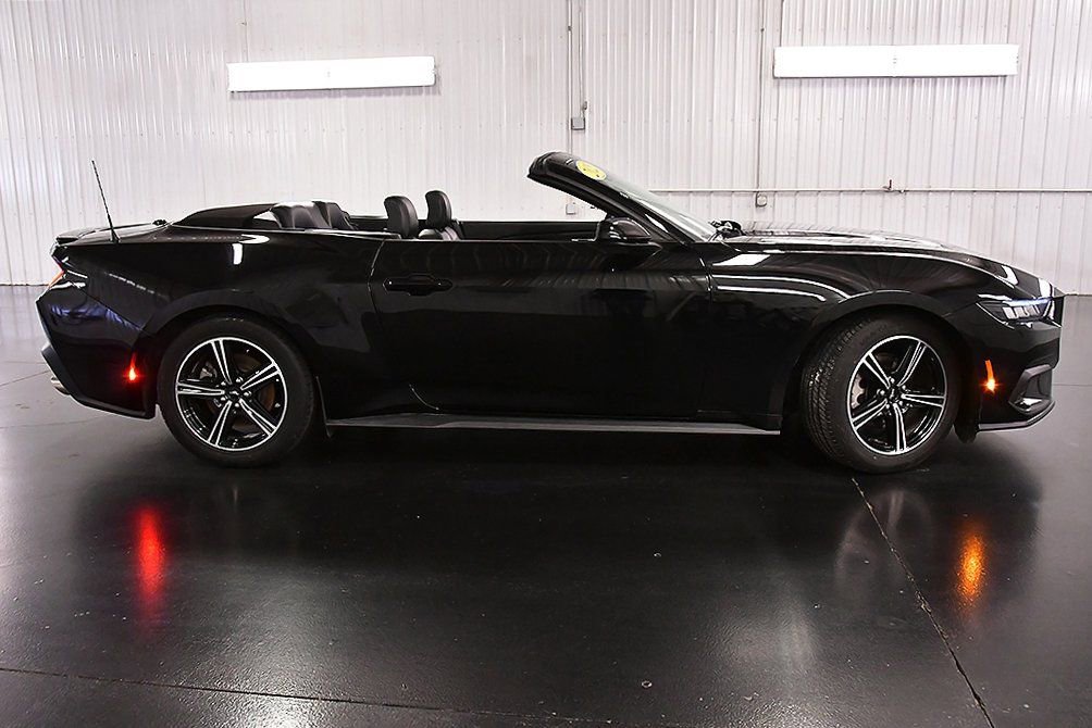 Used 2025 Ford Mustang Premium image 8