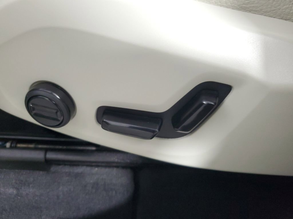 Used 2023 Volvo XC60 B5 Plus image 23