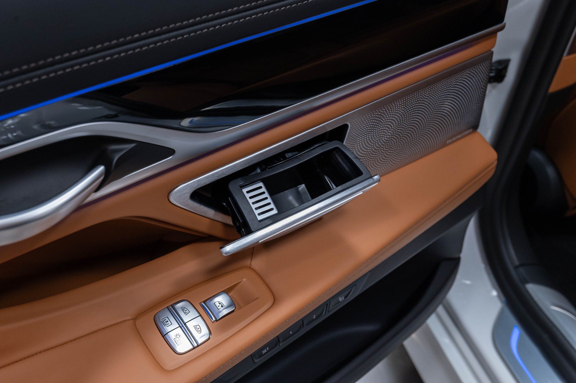 Used 2022 BMW ALPINA B7 xDrive AWD/4WD image 18