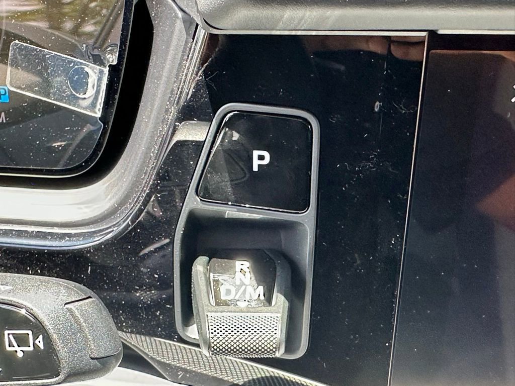 Used 2025 Porsche Cayenne image 22