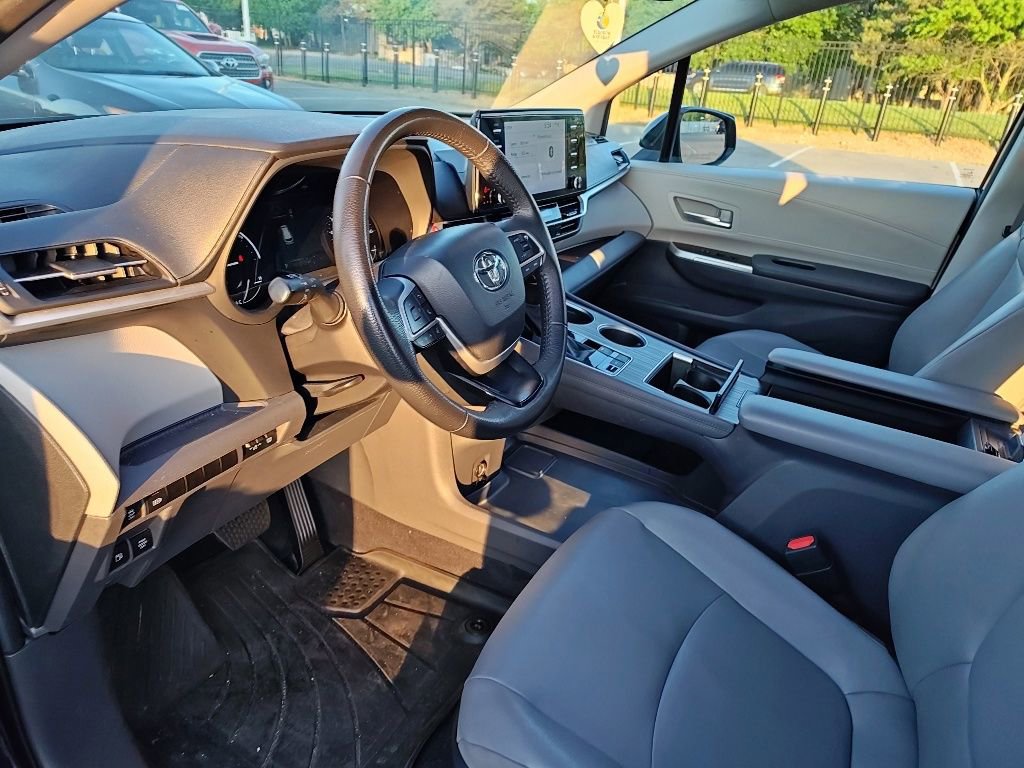 Used 2024 Toyota Sienna XLE AWD/4WD image 7