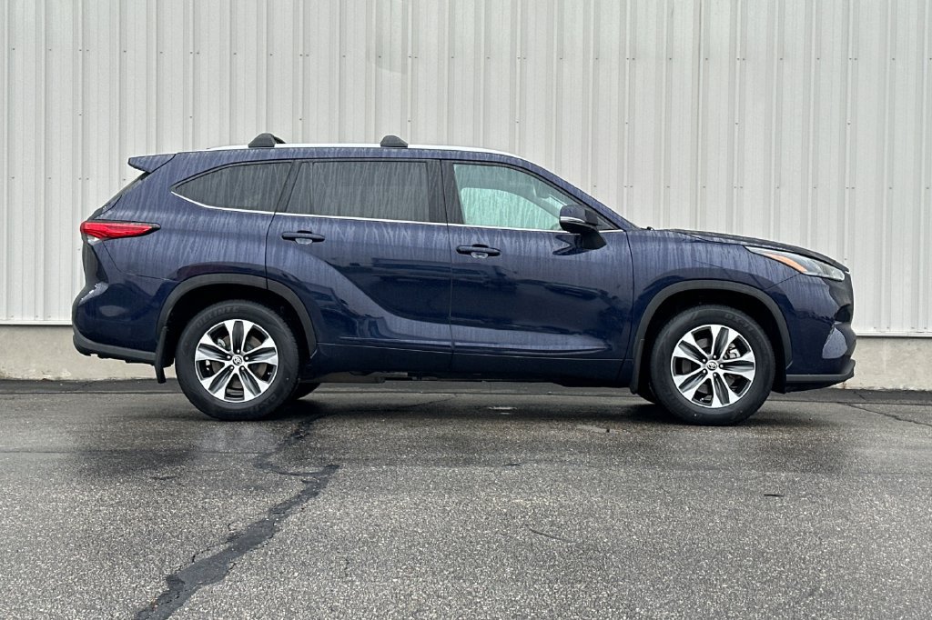 Used 2022 Toyota Highlander XLE AWD/4WD image 11