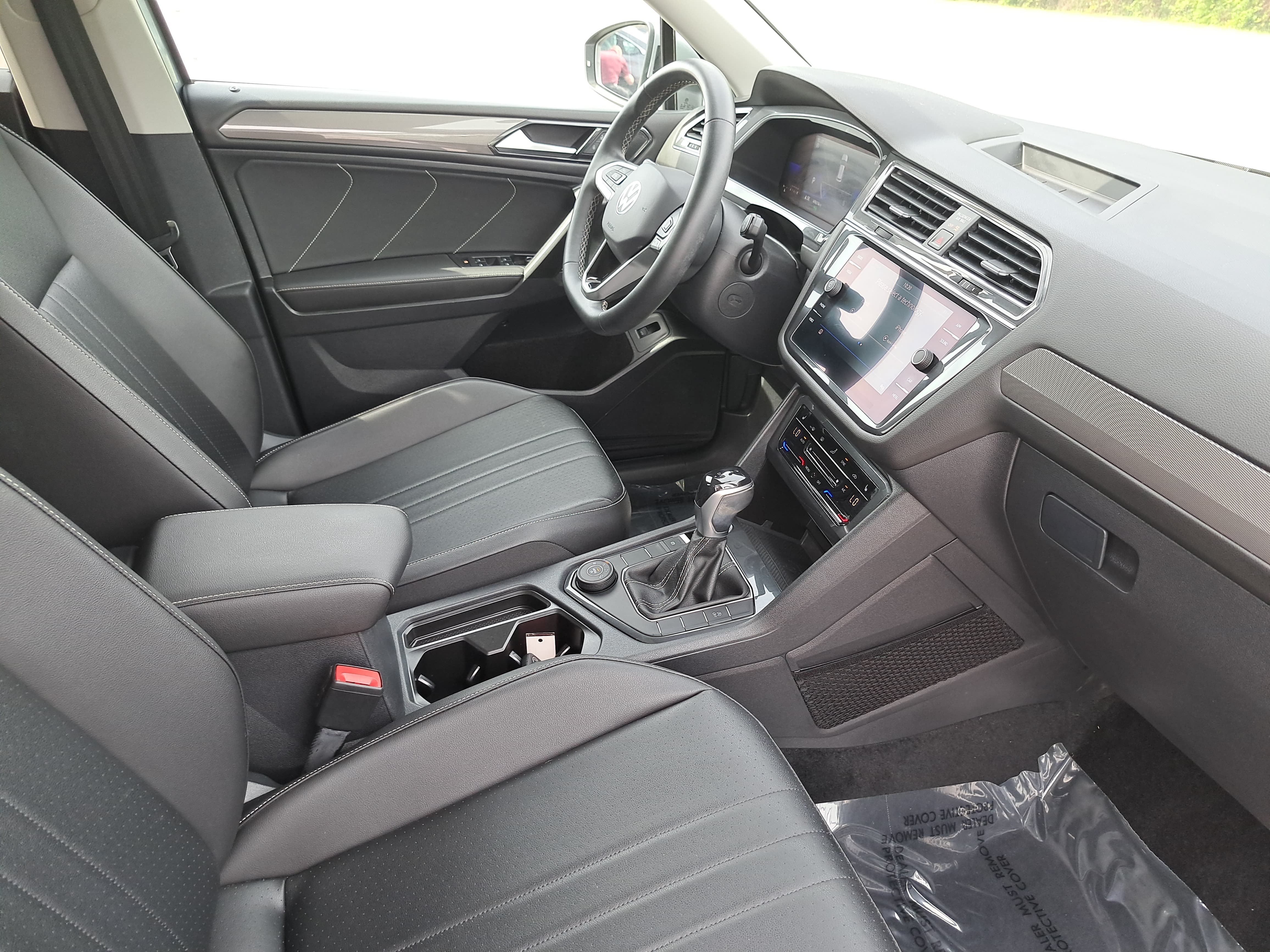 Certified 2022 Volkswagen Tiguan SE w/ Panoramic Sunroof Package AWD/4WD image 10