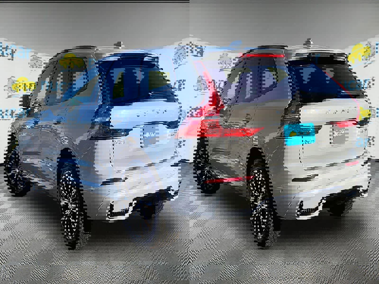 Used 2025 Volvo XC60 B5 Plus image 4