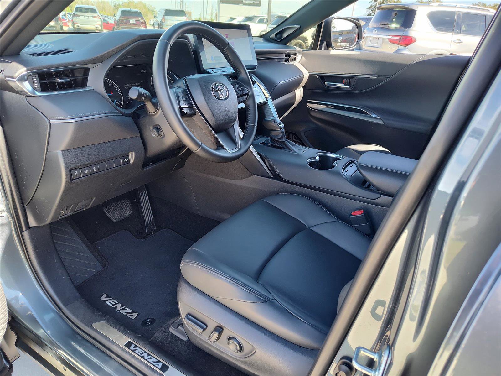 Used 2024 Toyota Venza XLE image 2