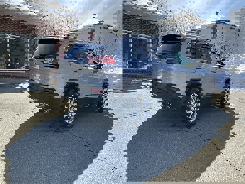 Used 2016 Jeep Cherokee Limited image 5