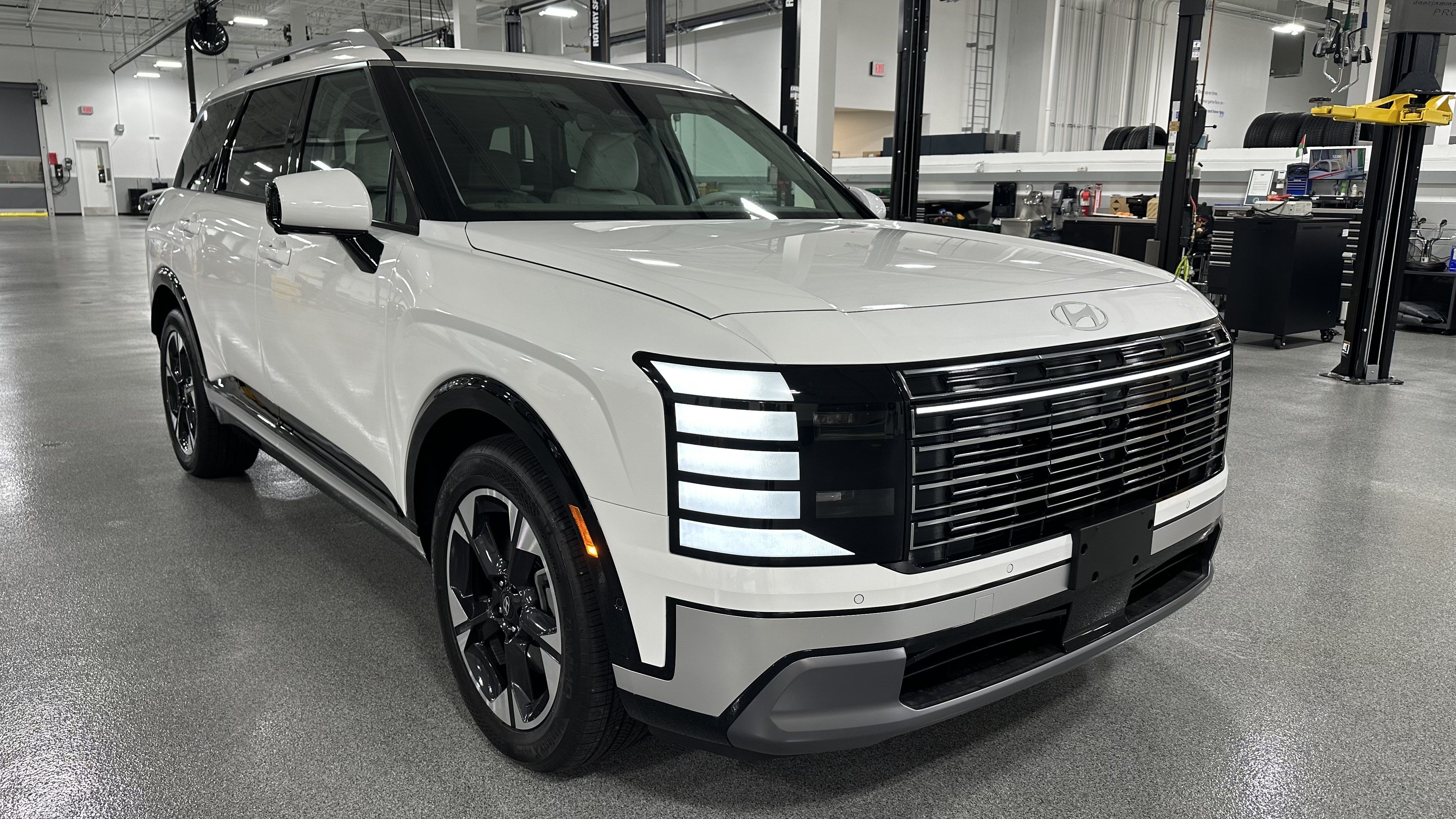 Used 2026 Hyundai Palisade Limited FWD image 2