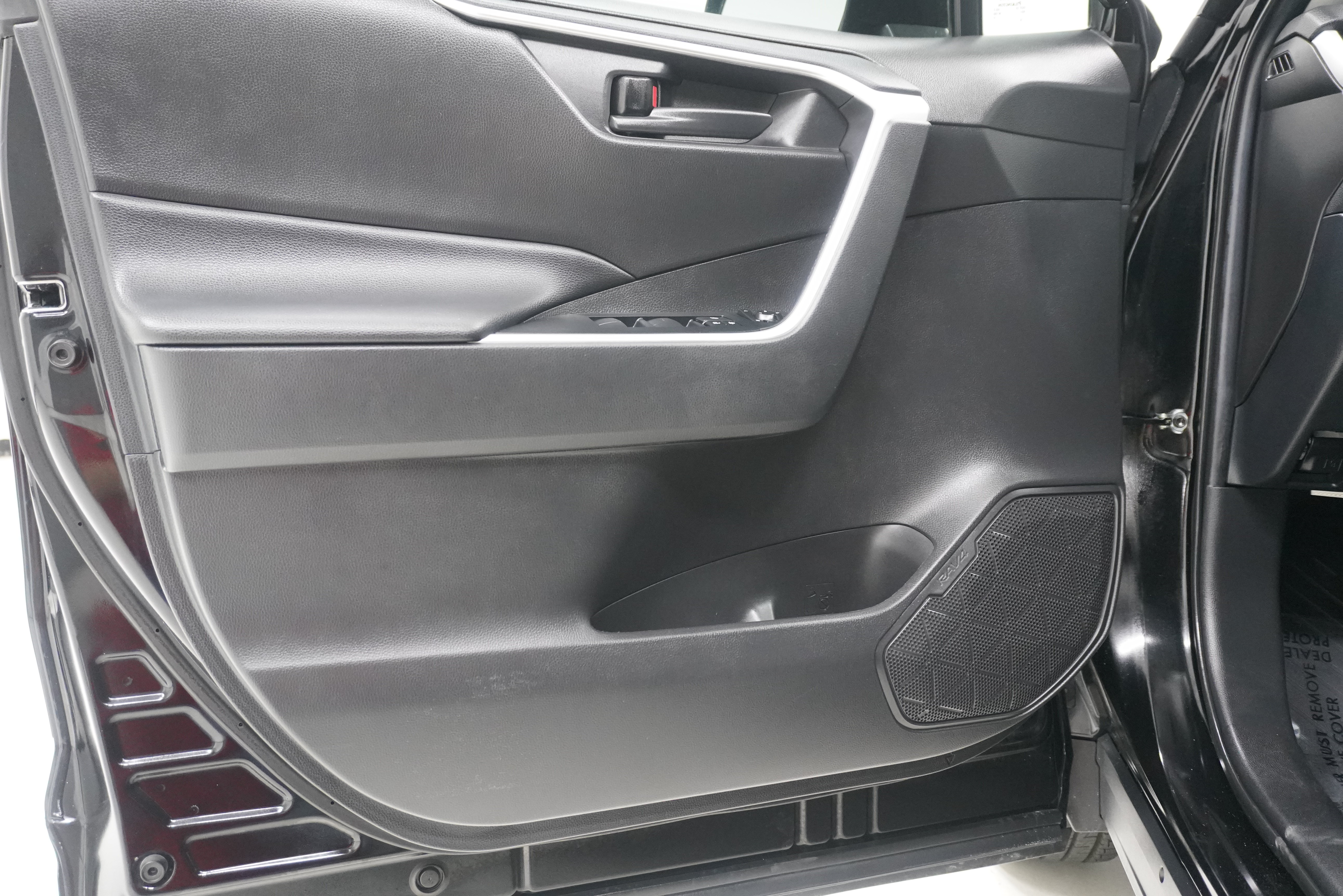 Used 2021 Toyota RAV4 LE FWD image 14