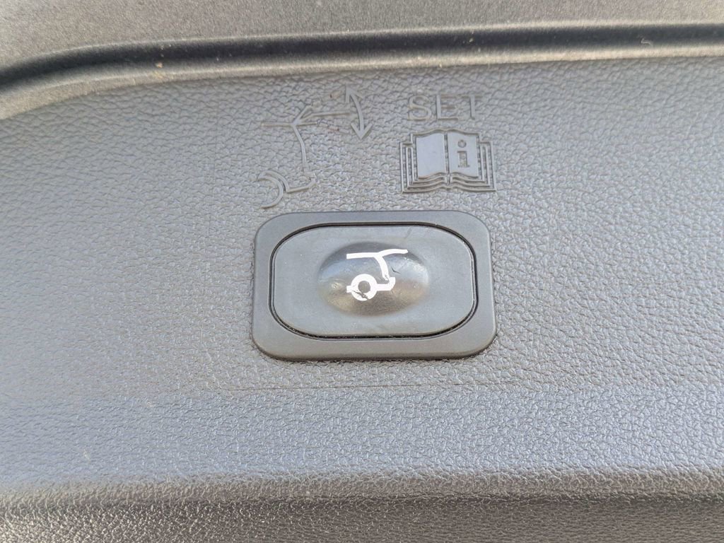 Used 2018 Ford Escape SEL w/ Ford Safe & Smart Package AWD/4WD image 13