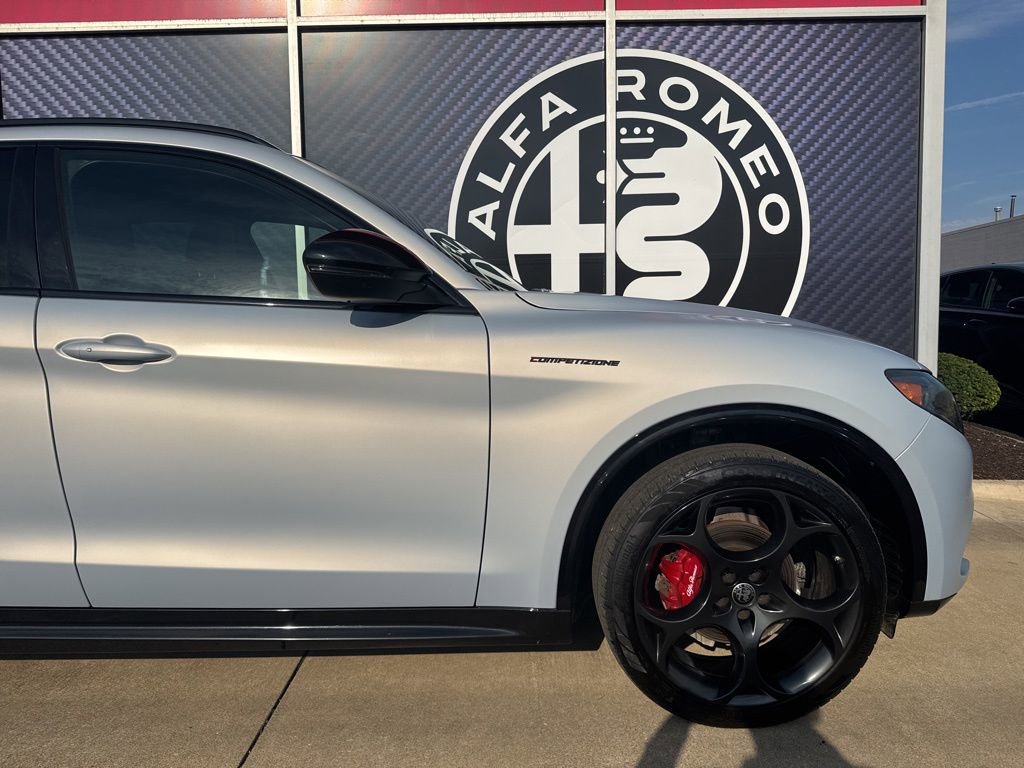 Used 2024 Alfa Romeo Stelvio AWD image 3