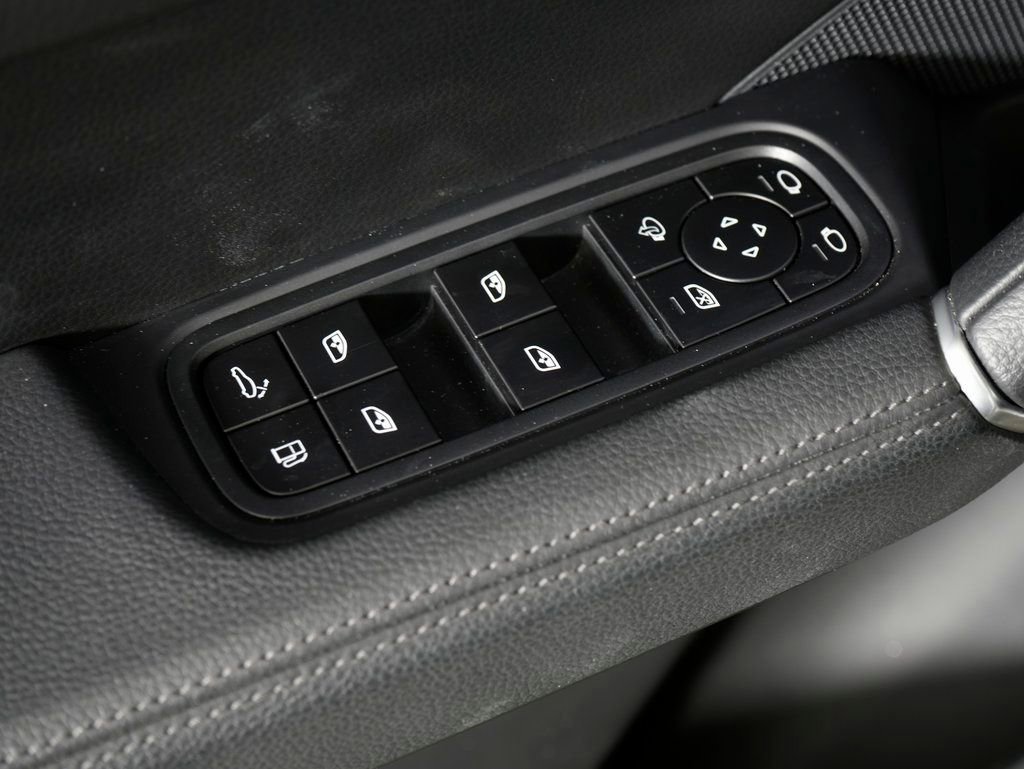 Certified 2022 Porsche Cayenne Platinum Edition image 16