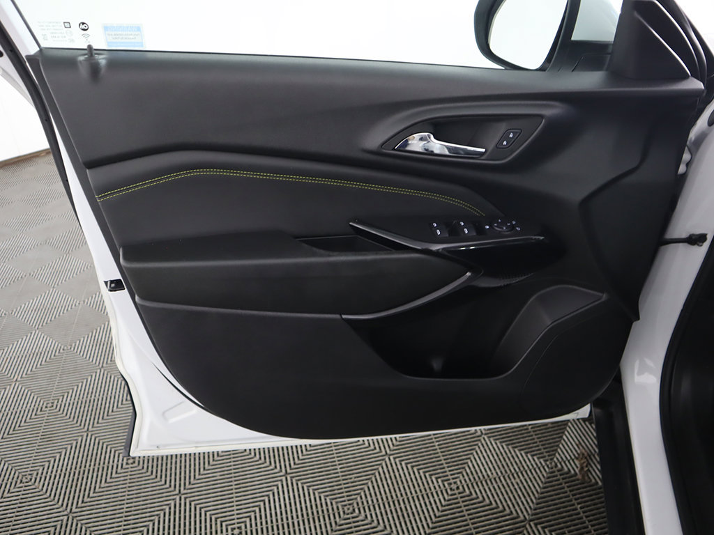 Used 2024 Chevrolet Trax LT w/ LT Convenience Package FWD image 21