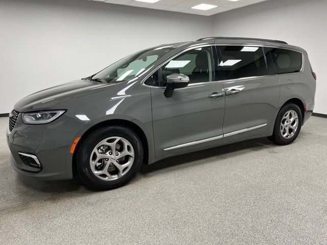 Used 2023 Chrysler Pacifica Limited FWD image 6