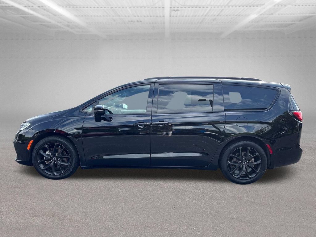 Used 2025 Chrysler Pacifica Limited FWD image 3