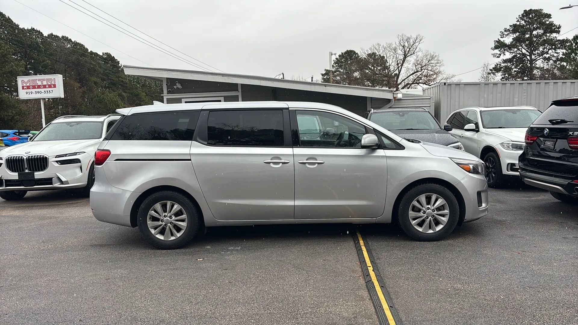 Used 2017 Kia Sedona LX image 4