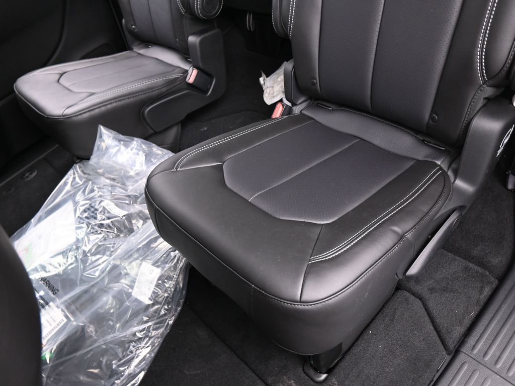 New 2026 Chrysler Pacifica Select image 28