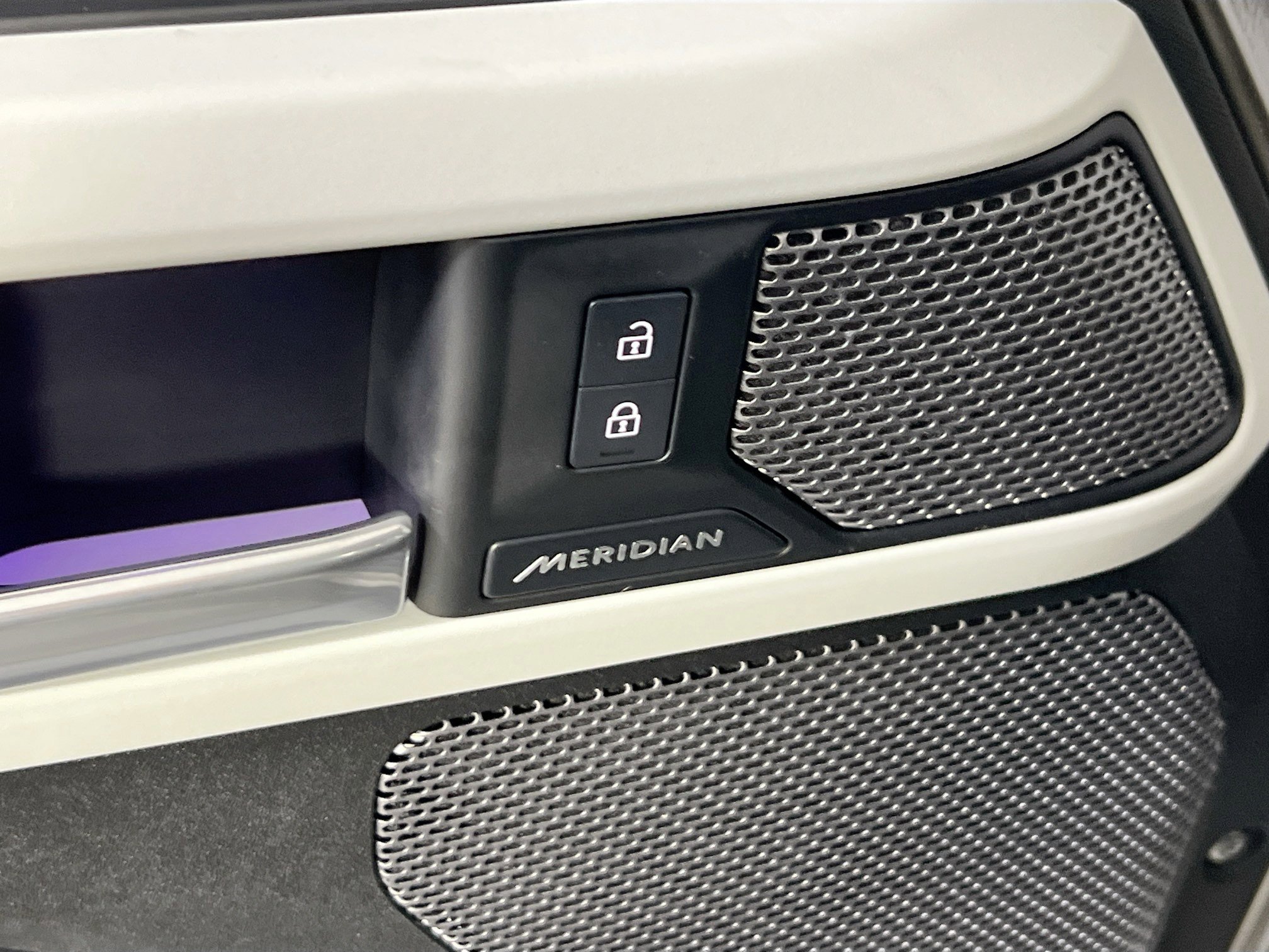 Used 2024 Land Rover Defender 110 X-Dynamic SE image 19