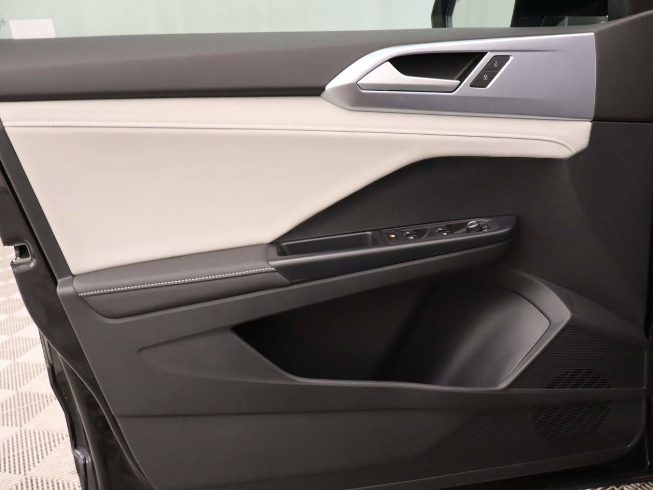 Certified 2025 Volkswagen Taos SE w/ Panoramic Sunroof Package image 18