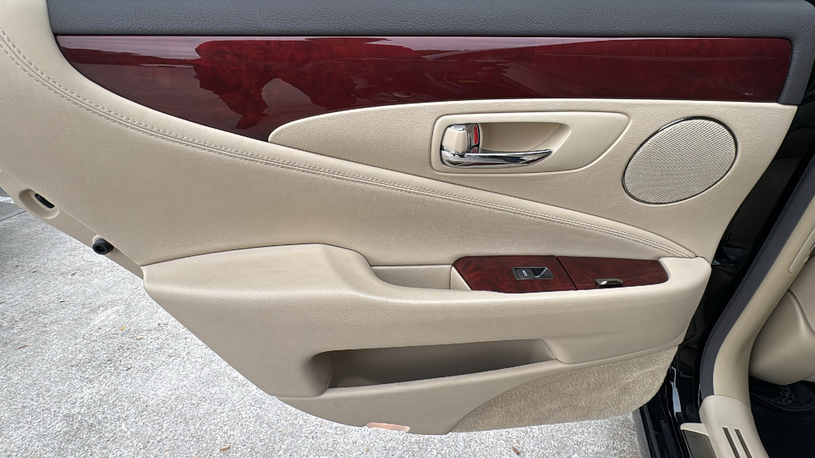 Used 2011 Lexus LS 460 w/ Comfort Pkg image 16