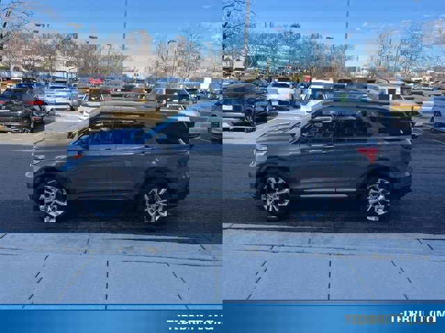 Used 2022 Ford Explorer Platinum w/ Equipment Group 601A image 4