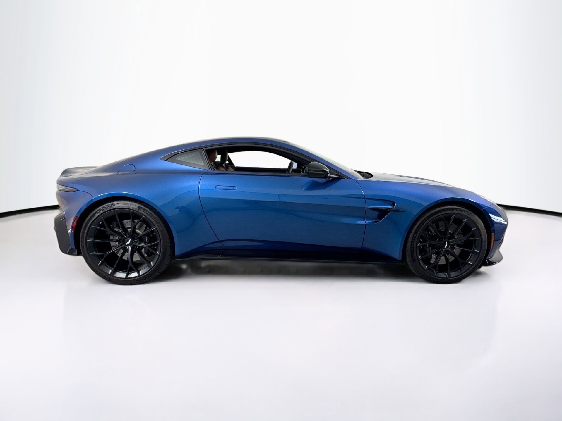 Used 2025 Aston Martin V8 Vantage Coupe image 8