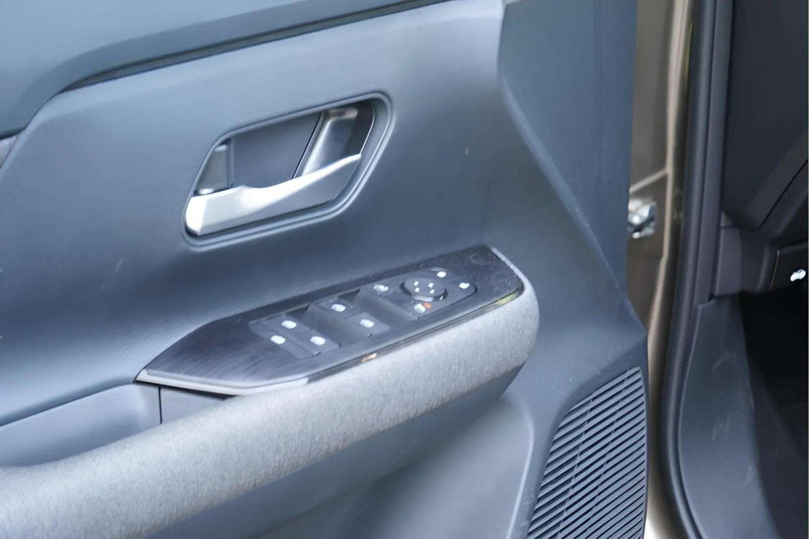 Used 2025 Nissan Kicks SV image 39