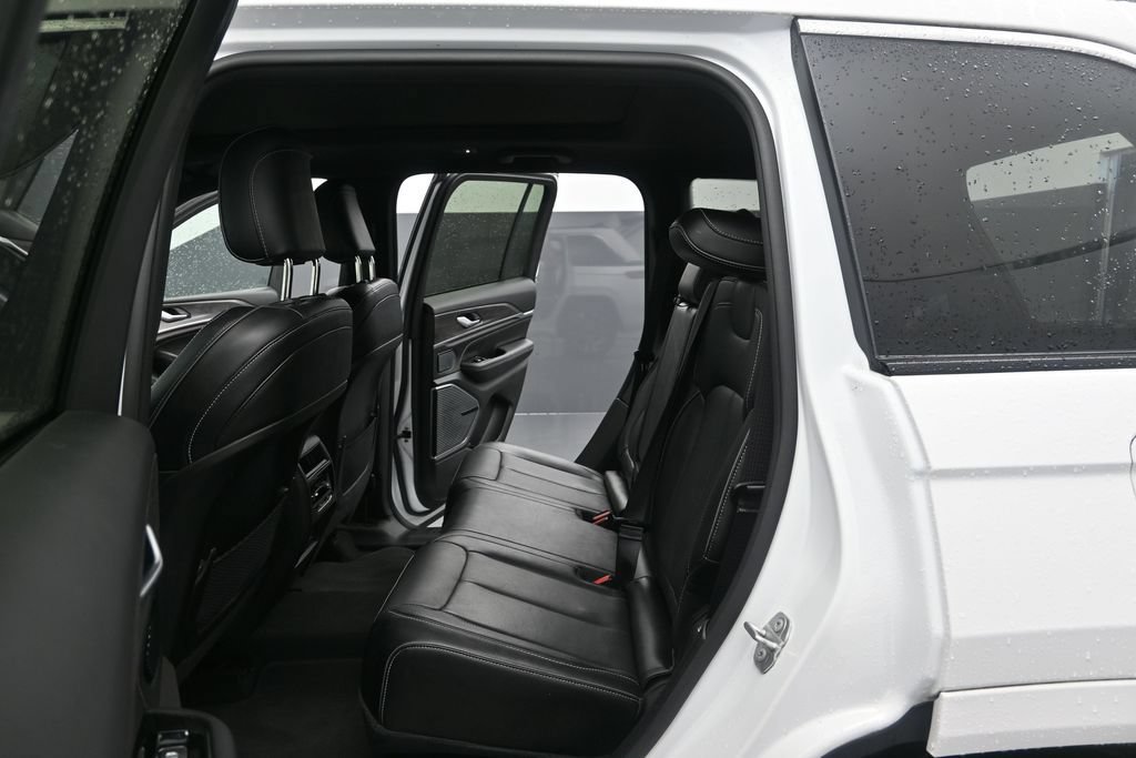 Used 2023 Jeep Grand Cherokee Overland AWD/4WD image 15