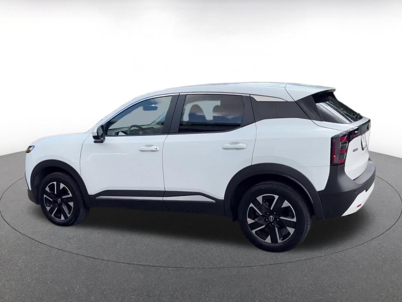 Used 2025 Nissan Kicks SV AWD/4WD image 9