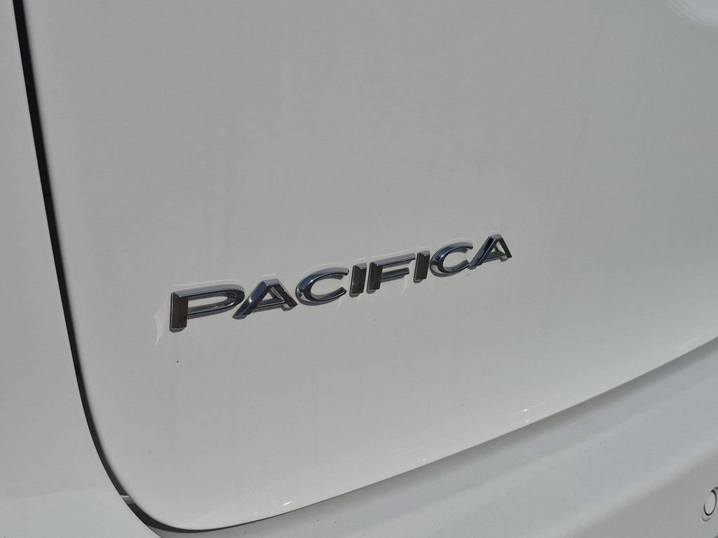 Used 2024 Chrysler Pacifica Touring-L FWD image 10