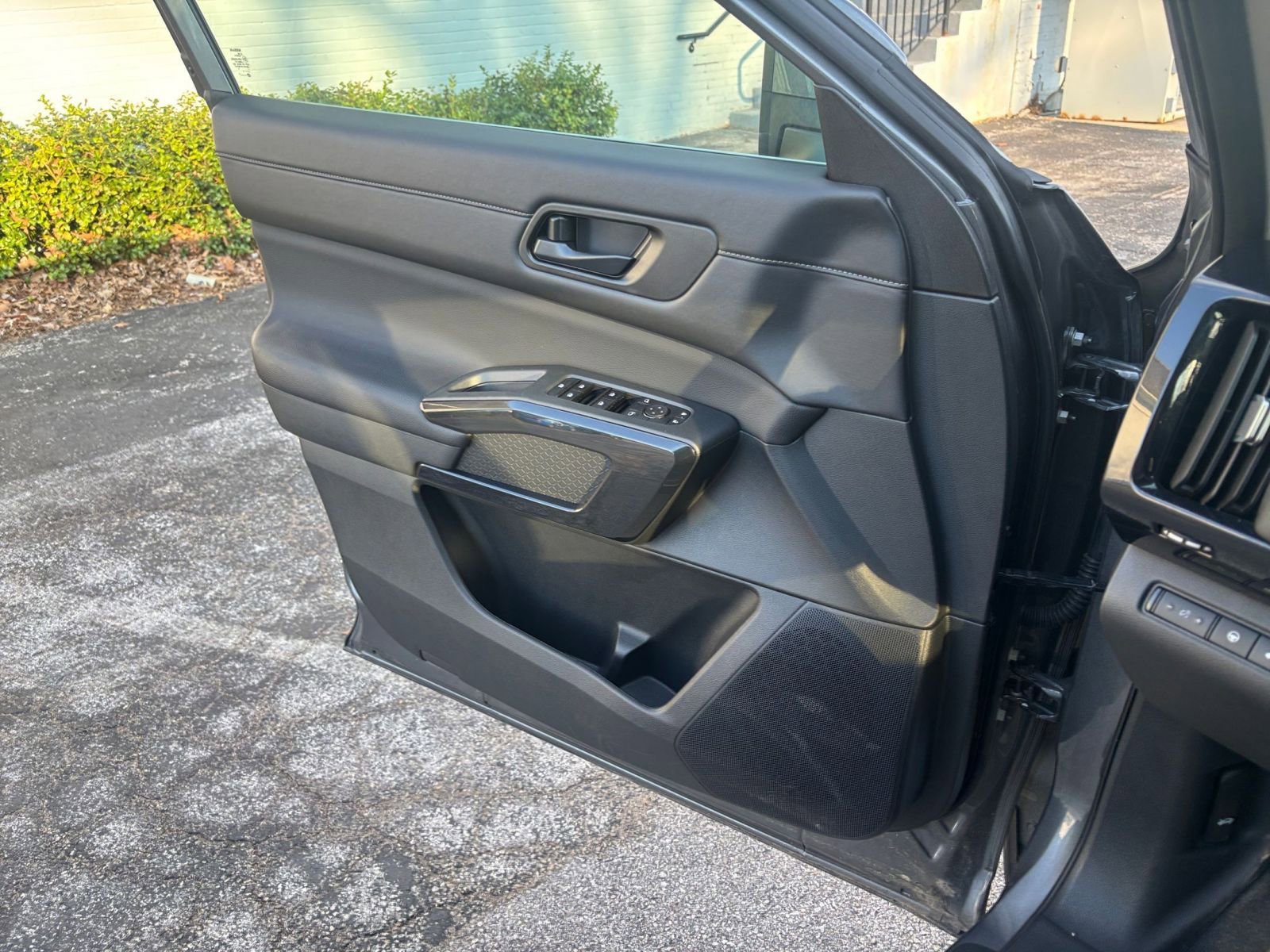 Used 2025 Nissan Pathfinder SV image 18