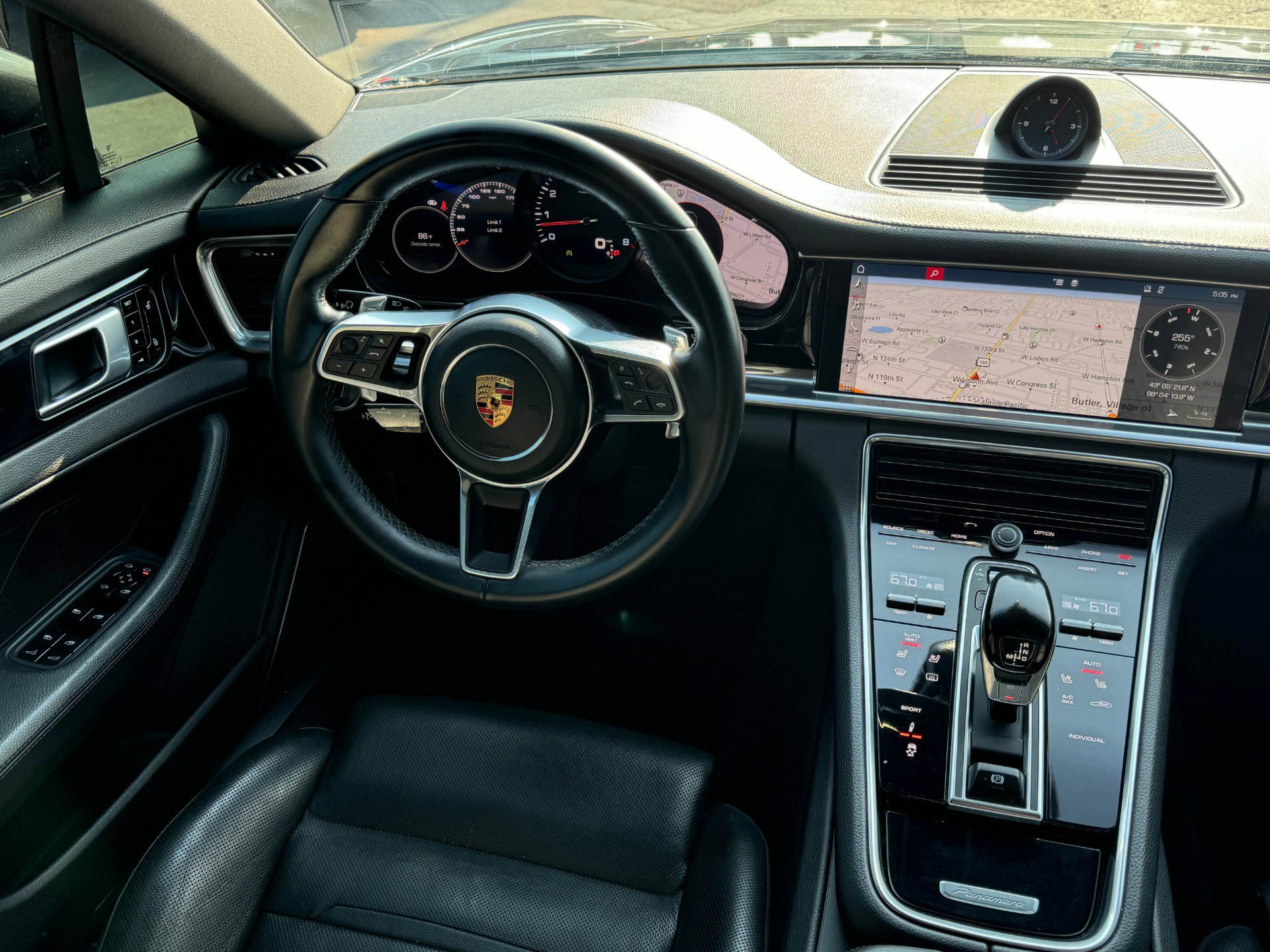 Used 2018 Porsche Panamera 4 image 18