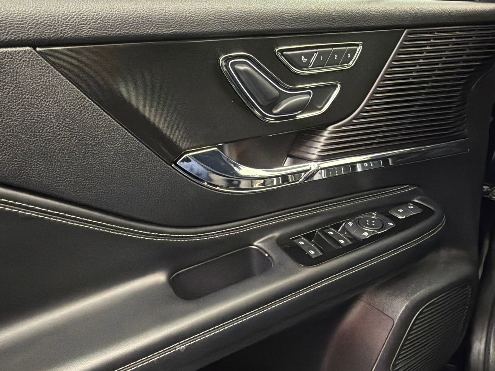 Used 2022 Lincoln Corsair AWD w/ Premium Package image 35