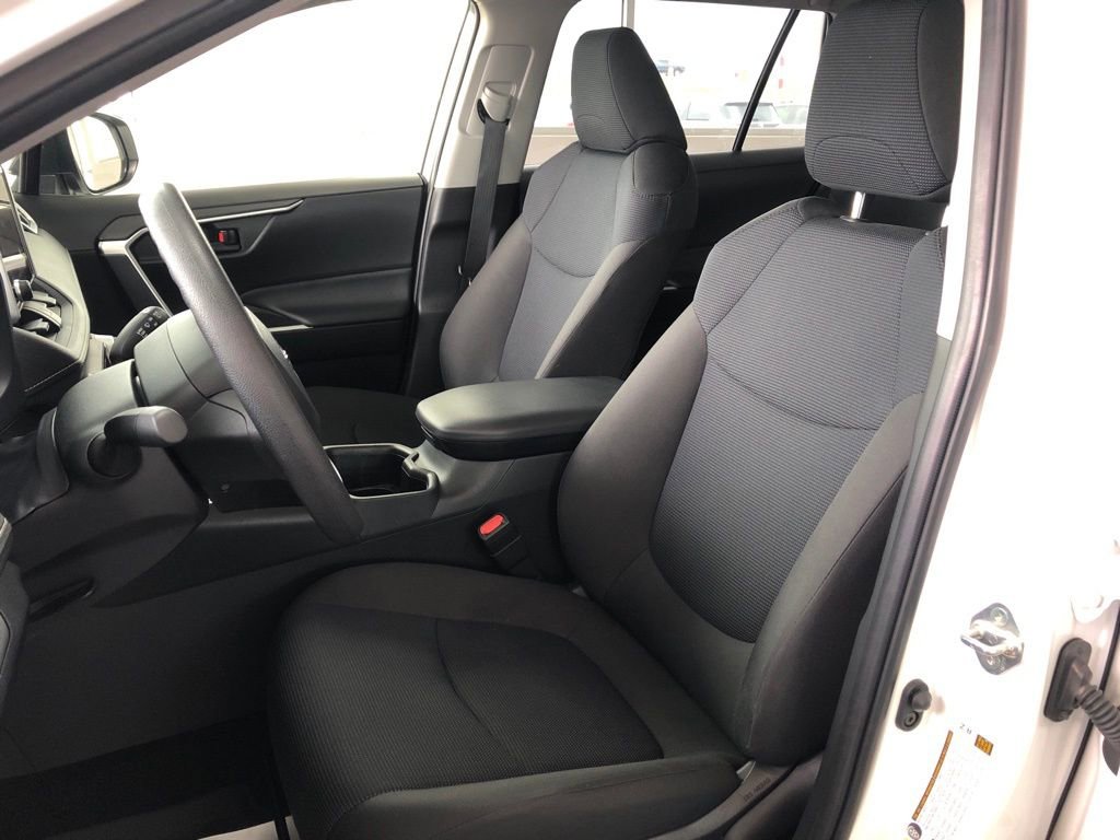 Used 2025 Toyota RAV4 LE image 9