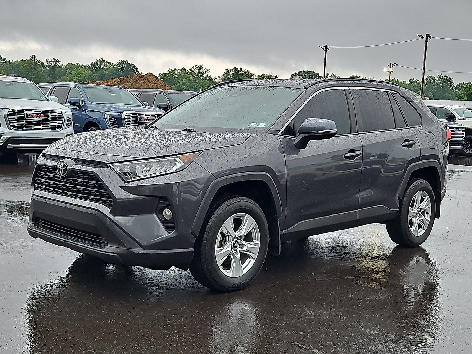 Used 2021 Toyota RAV4 XLE AWD/4WD image 3