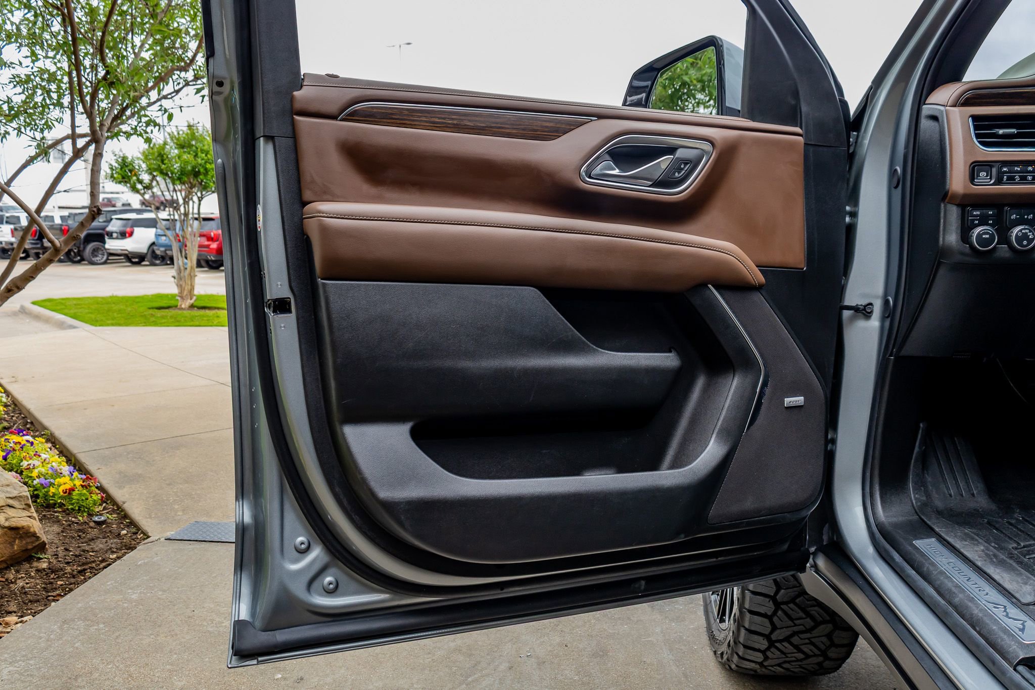 Used 2024 Chevrolet Suburban High Country image 37