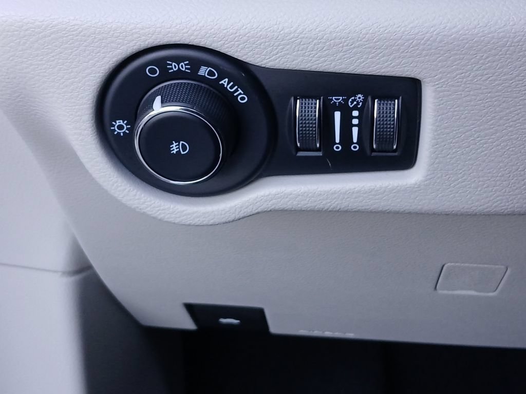 Used 2023 Chrysler Pacifica Limited w/ Uconnect Theater Family Group AWD/4WD image 12